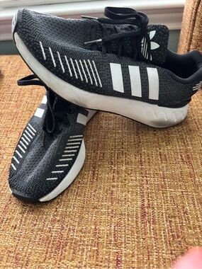 Adidas Women's Swift Run 22 sneakers in black and white size 7